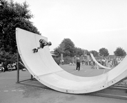 880747 Afbeelding van een skatedemonstratie op het terrein van zwembad Noorderbad (Boisotstraat 25) te Utrecht.